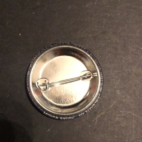 Hidden worlds owl statue button pin - Picture 2 of 3